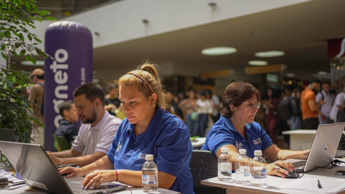 Desempleo subió a 9,4 % en agosto y la población ocupada se redujo en 126.000 personas frente a agosto de 2025