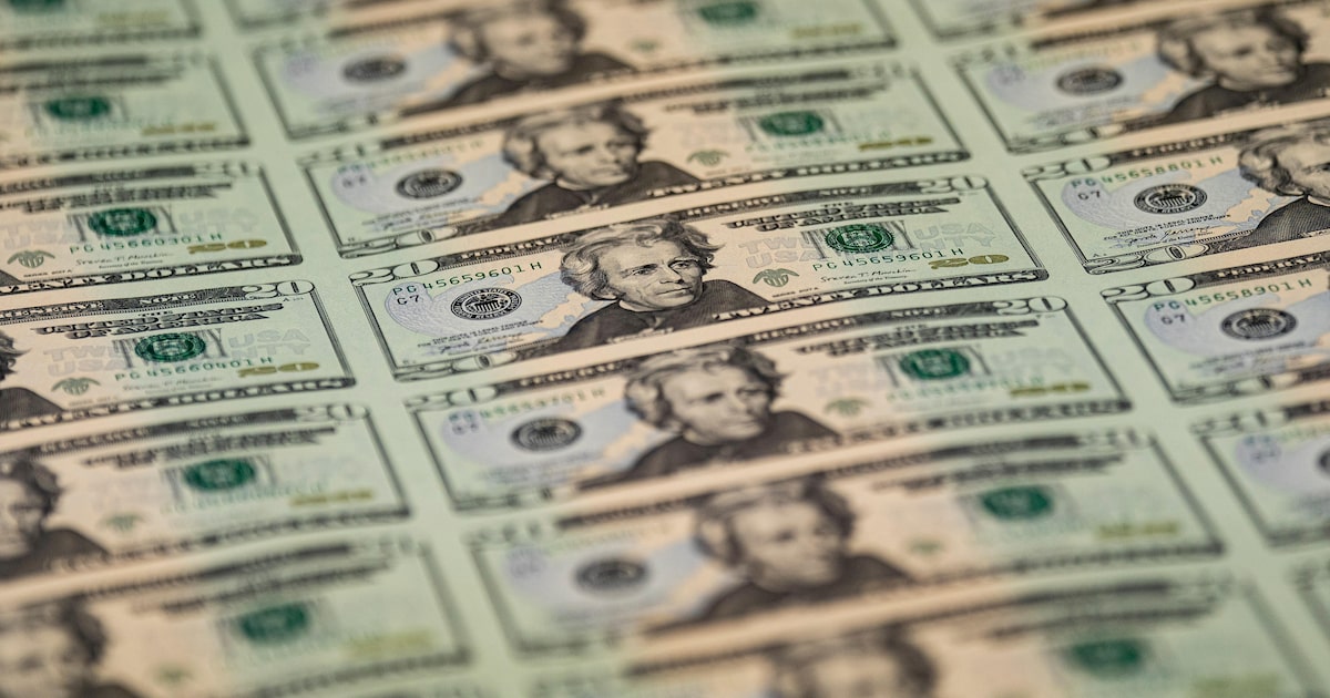El dólar cae a mínimos desde mayo tras comentarios de Waller y avance del yen