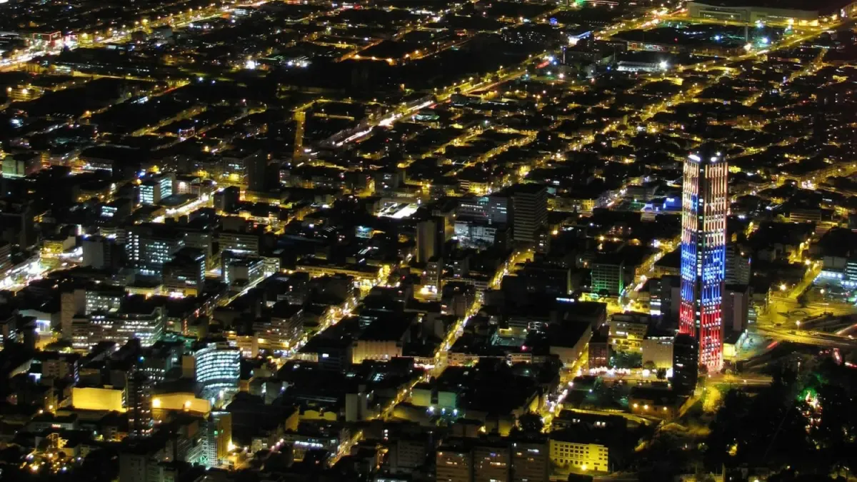 Colombia cae a BB- con perspectiva estable, su peor calificación en 30 años y por debajo de la crisis de 1999