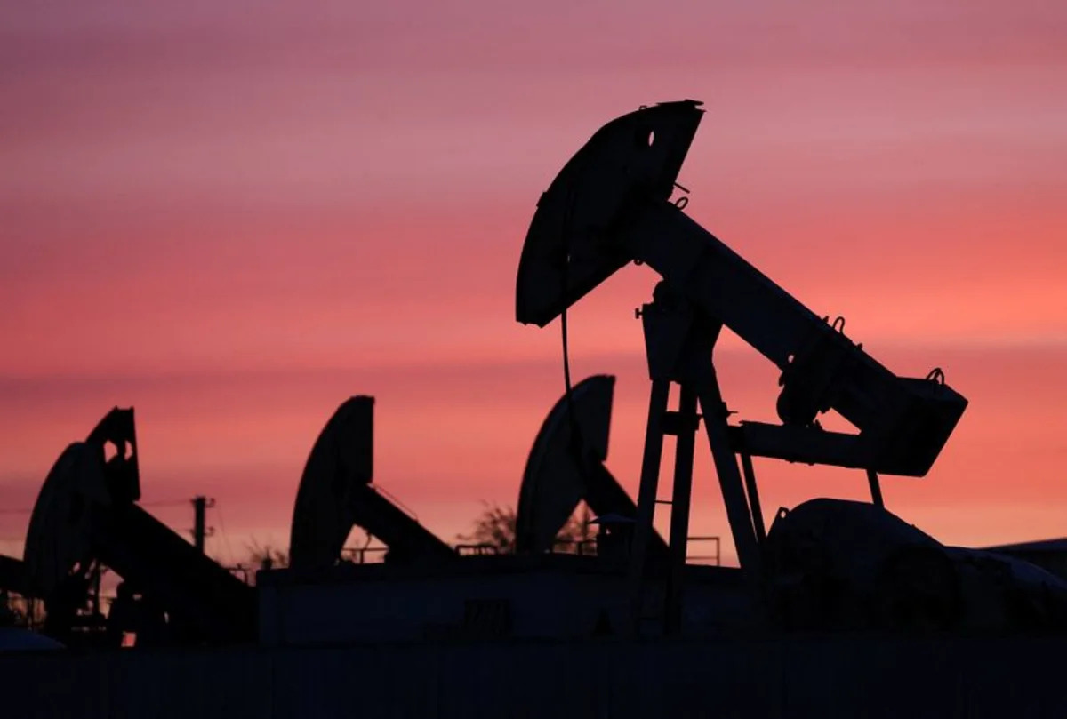 La escalada entre EEUU e Irán podría amenazar el superávit del mercado petrolero de 2027, según la AIE