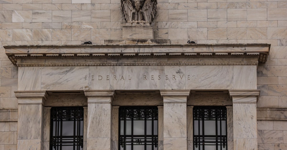 La Fed mantiene las tasas de interés y espera más datos antes de decidir su próximo movimiento
